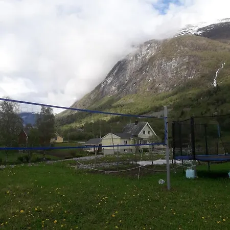 Naustvoll Feriehus *