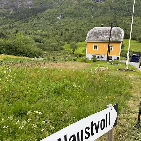 Naustvoll * Olden