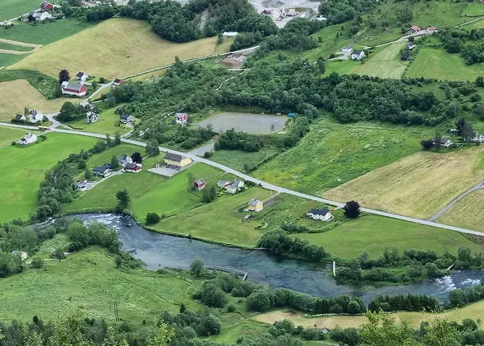 Semesterbostad Naustvoll Olden